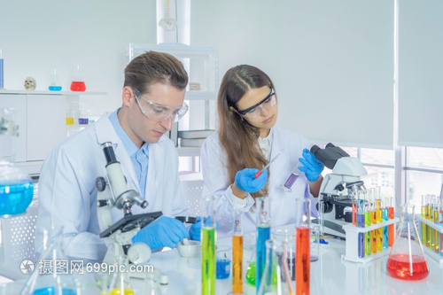 西方科學(xué)夫婦的探索 實驗室中的共生疫苗研發(fā)之路
